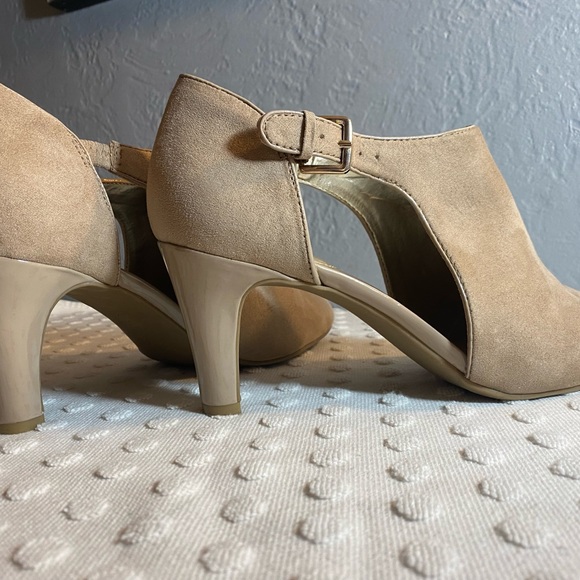 BANDOLINO Tan Women’s Cutout Booties - Picture 15 of 16